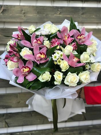 Букет цветов из: Розы и Хризантемы в Усады