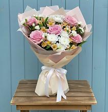 Букет цветов из:  Гвоздики, Орхидеи и Розы в Усады