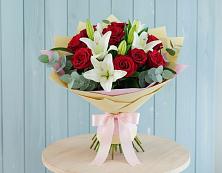 Букет цветов из:  Лилии и Розы в Усады
