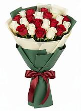 Букет Микс из красных и белых роз в Усады