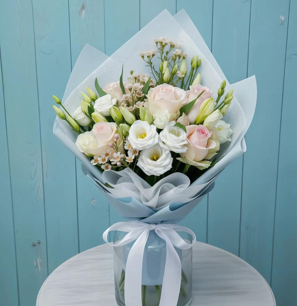 Букет цветов из: Розы и Лизиантусы в Усады