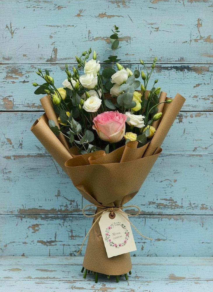 Букет цветов из: Розы и Лизиантусы в Усады