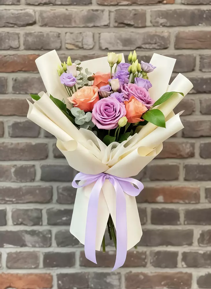 Букет цветов из: Лизиантусы и Розы в Усады