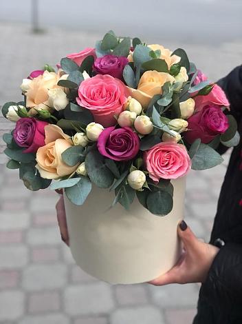 Цветочная композиция из Розы в шляпной коробке в Усады
