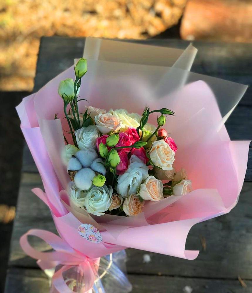 Букет цветов из: Розы и Лизиантусы в Усады