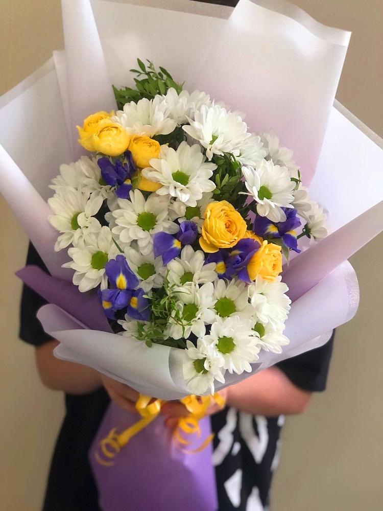 Букет цветов из: Ирисы, Хризантемы и Розы в Усады