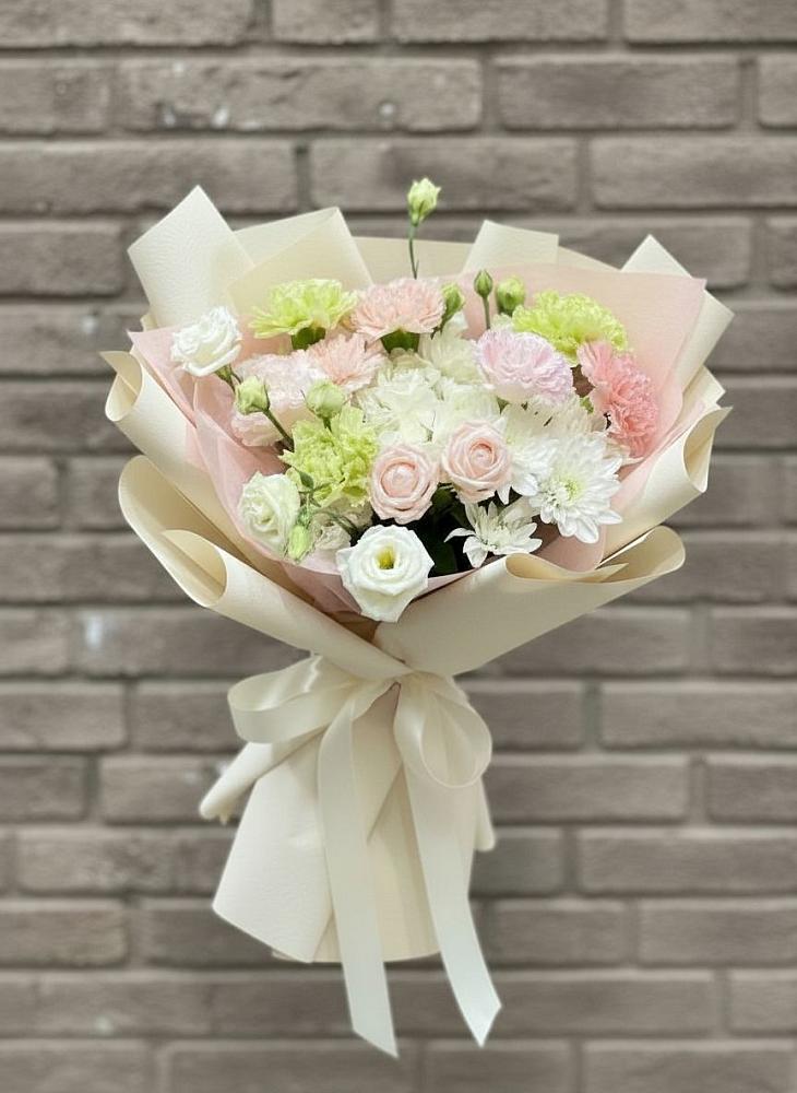 Букет цветов из: Гвоздики, Розы, Лизиантусы и Хризантемы в Усады
