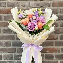 Букет цветов из:  Лизиантусы и Розы в Усады