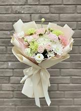 Букет цветов из:  Гвоздики, Розы, Лизиантусы и Хризантемы в Усады