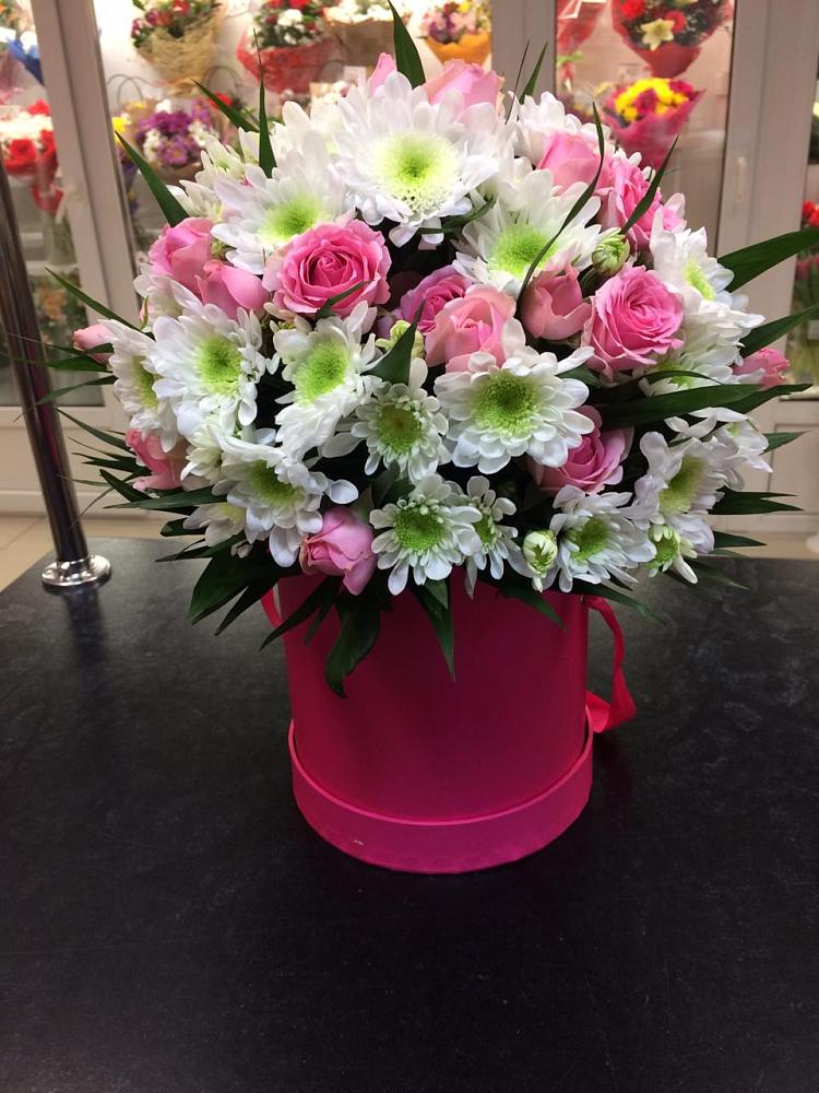 Цветочная композиция из Розы и Хризантемы в шляпной коробке в Усады