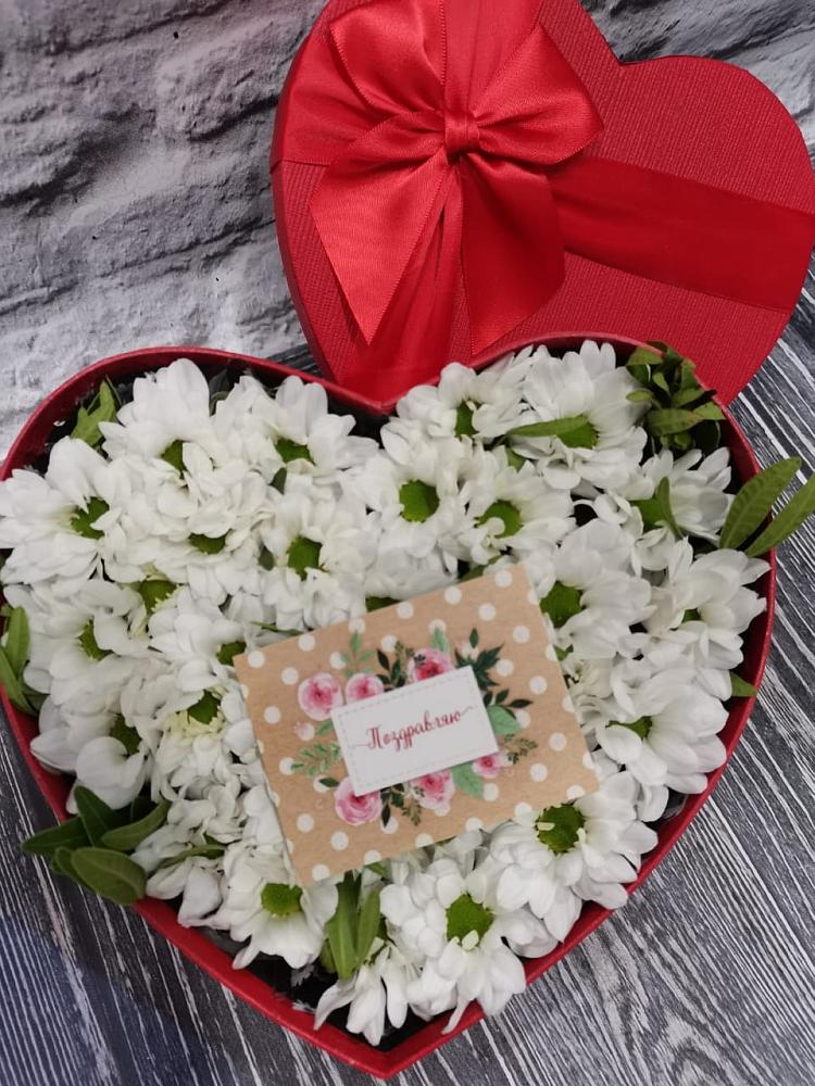 Цветочная композиция из Хризантемы в виде сердца в Усады