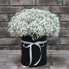 Цветочная композиция из Гипсофила в шляпной коробке в Усады