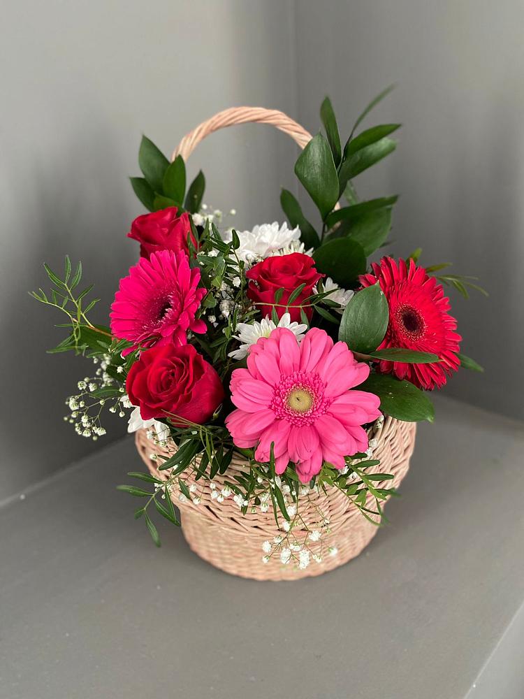 Цветочная композиция из Розы, Хризантемы и Герберы в корзине в Усады