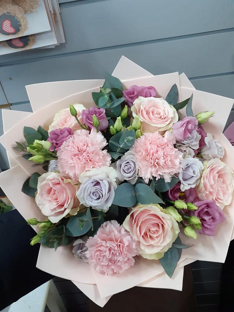 Букет цветов из: Розы, Гвоздики и Лизиантусы в Усады