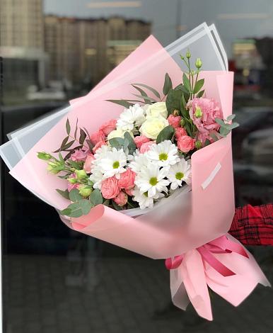Букет цветов из: Розы, Лизиантусы и Хризантемы в Усады