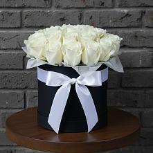 Цветочная композиция из Розы в шляпной коробке в Усады